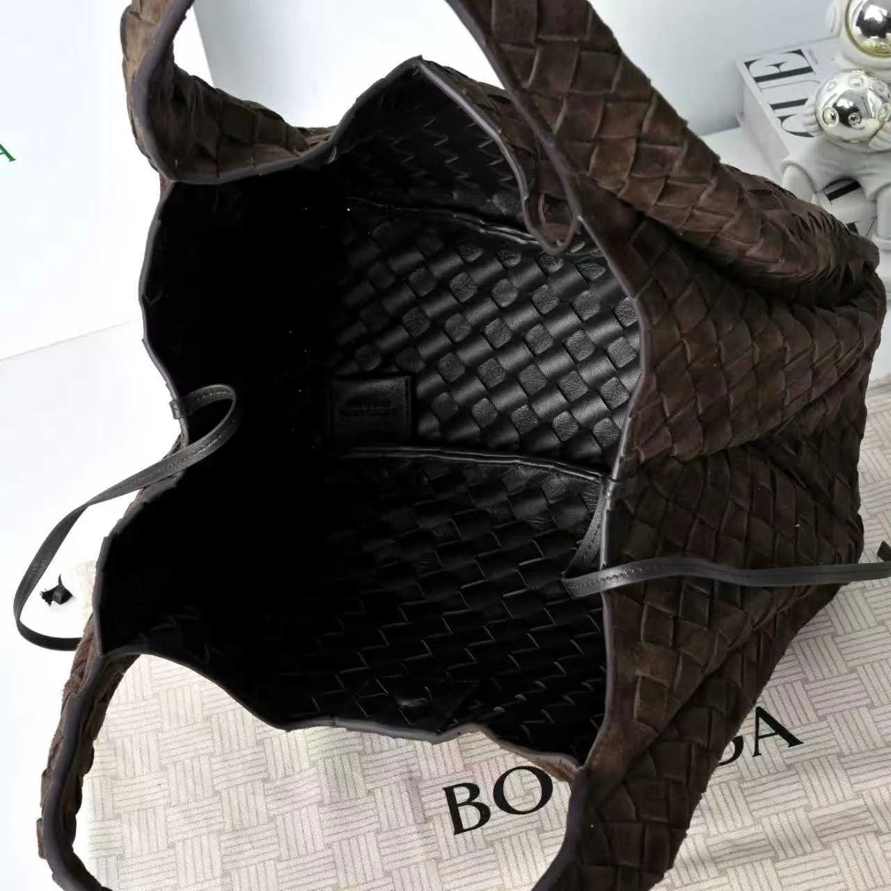 Batch 2160 BV new product suede Campana handbag The classic return of the Campana handbag is retro and charming ☄️Inspired by the classic collection of 2004🌟Each leather strip is made of two layers of Nappa lambskin🐏, showing the ultimate craftsmanship of full weaving inside and outside. The bag is super light, uses leather straps to open and close, and is equipped with a hidden magnetic buckle. It has two forms that can be switched, and the capacity is amazingly large. Whether it is for daily travel or to carry various small items✈️, it can be easily carried! Grab two hands for commuting and dating, and bring out French laziness🌤️ Model: 4249 Size: 33x20x16.5